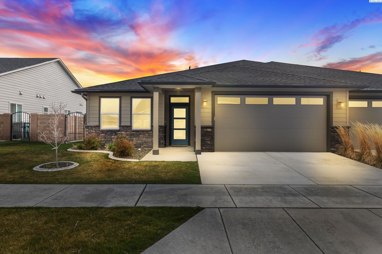 Property Photo: 2606 Sunray Ave WA 99352