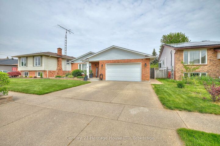 Property Photo:  7 Huntington Lane  ON L2S 3J5 