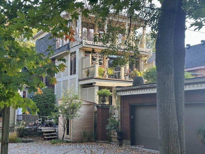 Photo de la propriété:  105 Stanley Avenue  ON K1M 1N8