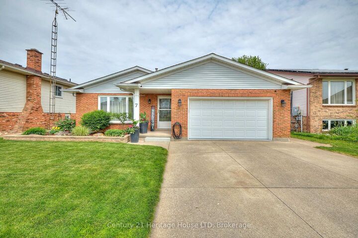 Property Photo: 7 Huntington Lane ON L2S 3J5
