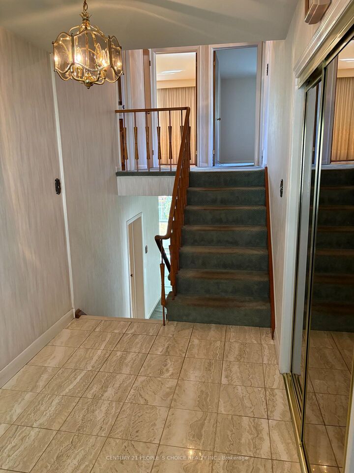 Property Photo:  165 Verobeach Boulevard  ON M9M 1R2