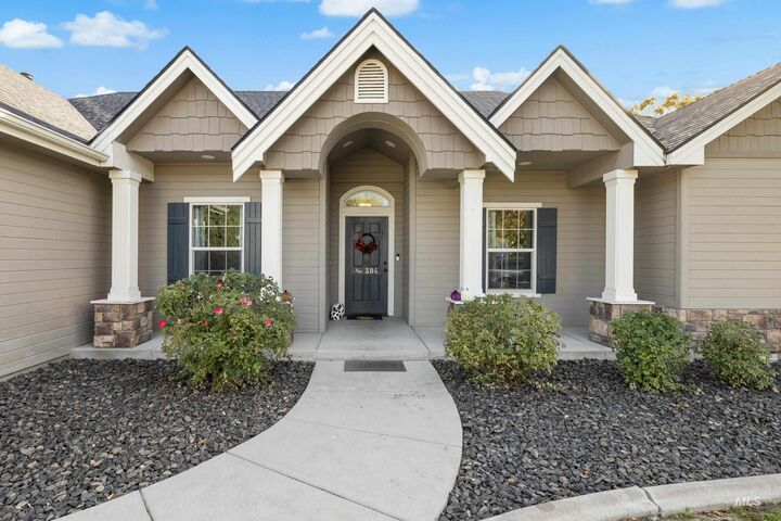 Property Photo:  304 N Baldy Pl  ID 83669-5604 