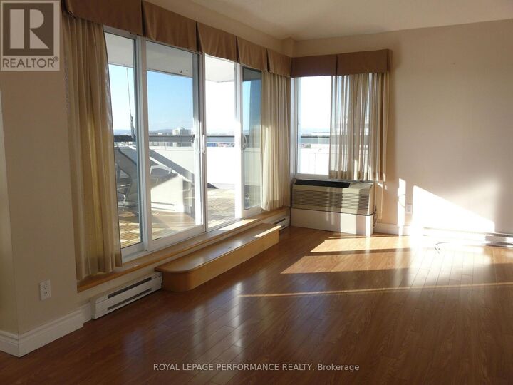 Property Photo:  158C McArthur Avenue  ON K1L 8E7 