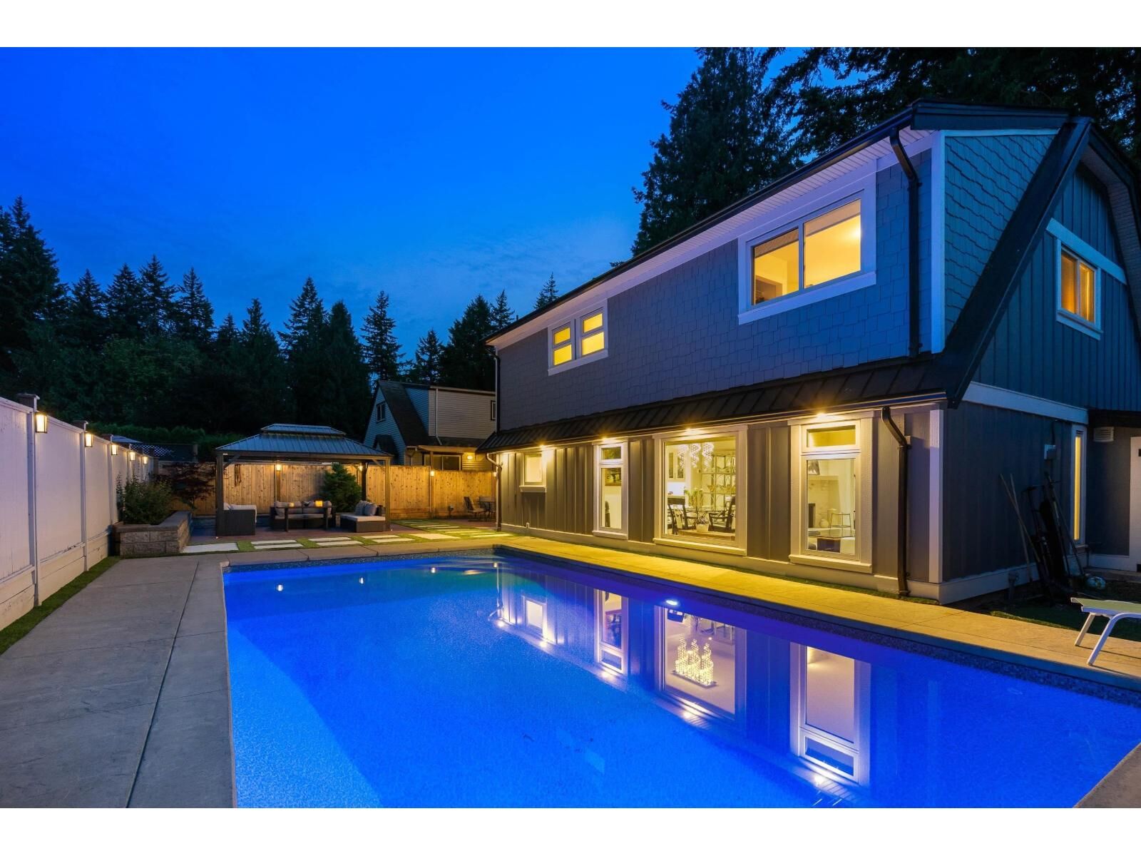 Photo de la propriété:  4560 196A  BC V3A 7G6