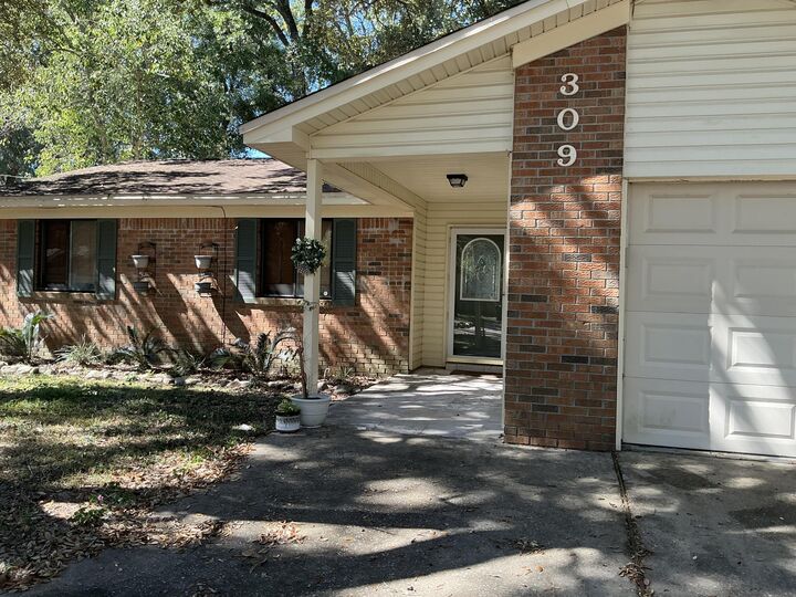 Property Photo: 309 Goldenrod Court FL 32578