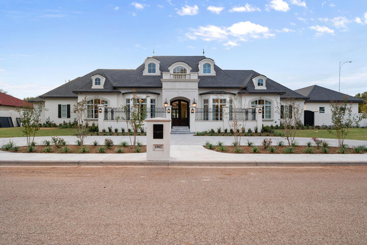 Property Photo: 1902 Aberdeen Avenue TX 79407