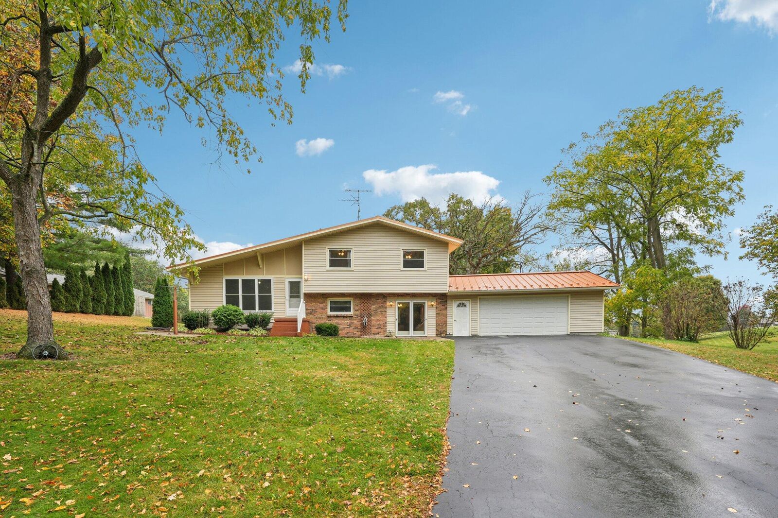 Property Photo:  N7427 Hillendale Pkwy  WI 53916