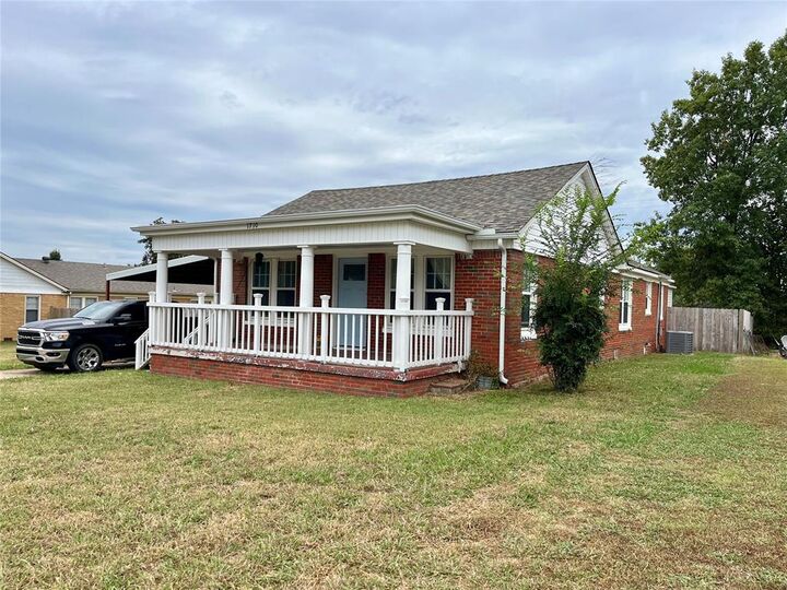 Property Photo: 1710 N Park Avenue OK 74804