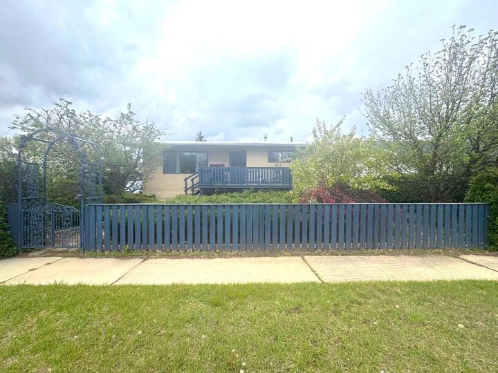 5210 Waghorn  Blackfalds AB T0M 0J0 photo