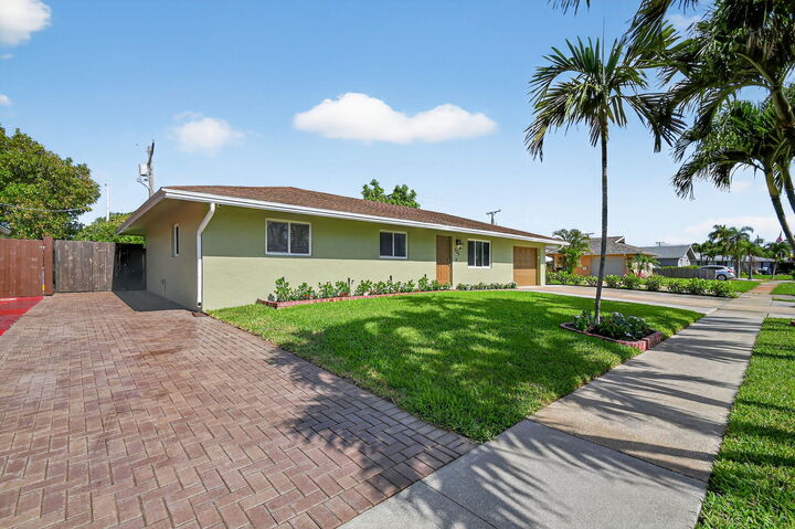 Property Photo:  735 La Costa Way  FL 33462