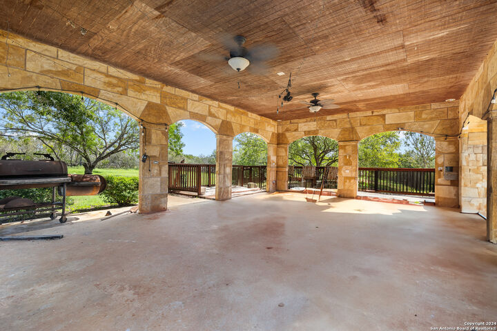Property Photo: 424 Homecrest Dr TX 78121