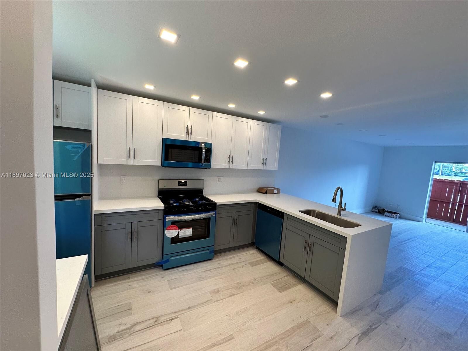 Property Photo: 8600 SW 67th Ave 906 FL 33156