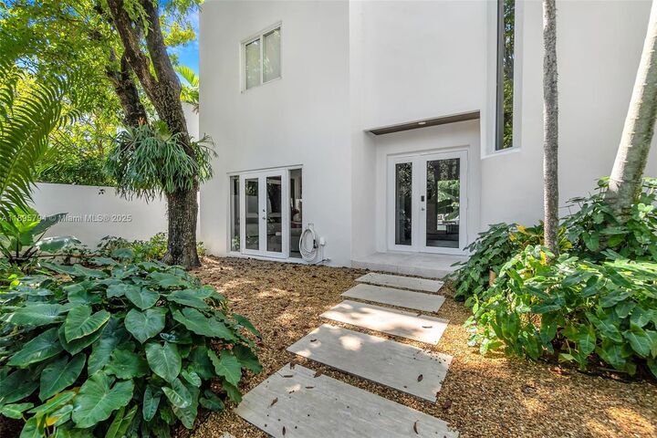 Property Photo: 3330 Crystal Ct FL 33133