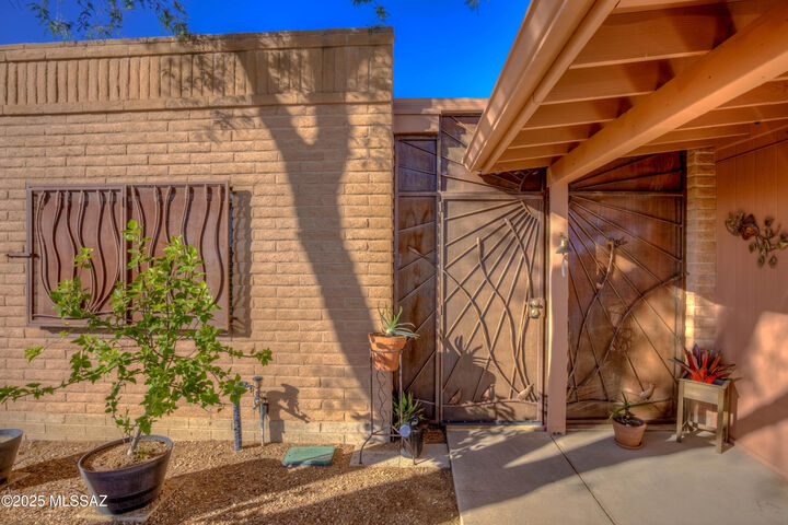 Property Photo:  41 E Mediterranean Drive  AZ 85704