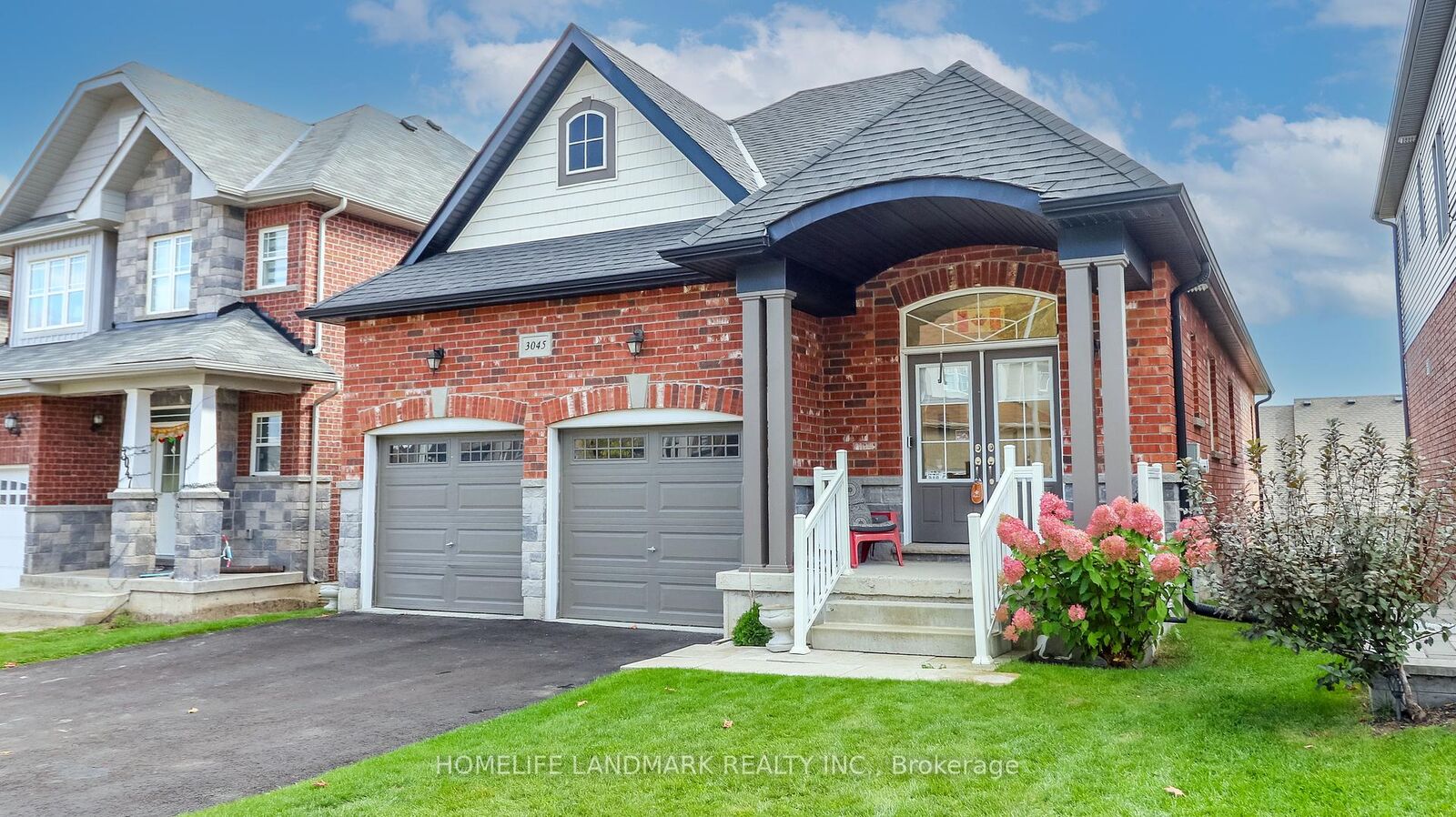 Property Photo: 3045 Monarch Drive ON L3V 8K3