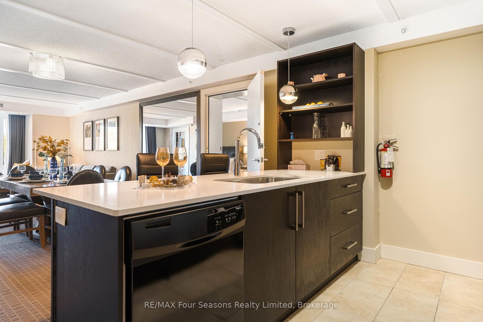 Property Photo: 9 Harbour Street E 6210/6212 ON L9Y 5C5