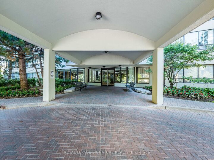 Property Photo:  24 Hanover Road 2204  ON L6S 5K8 