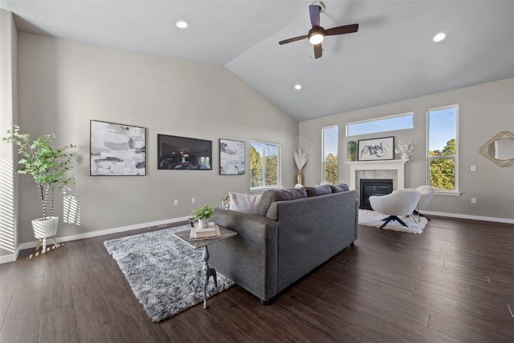 Property Photo:  856 N 1st Avenue  IA 52245 