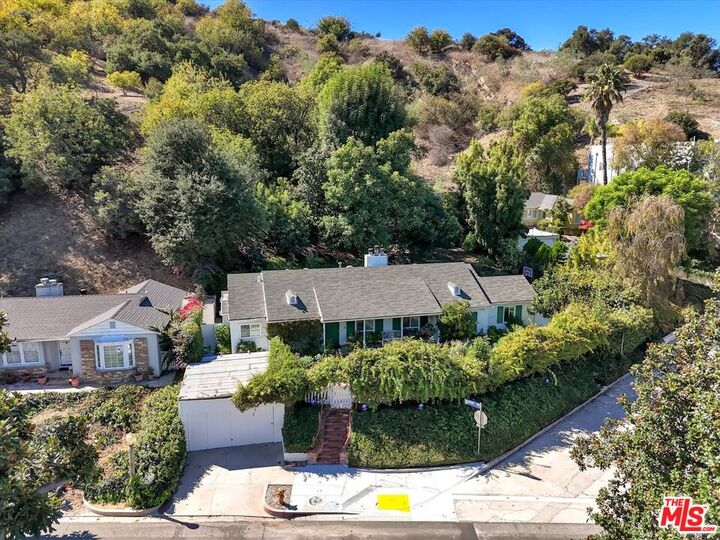 Property Photo: 4157 Woodcliff Rd CA 91403