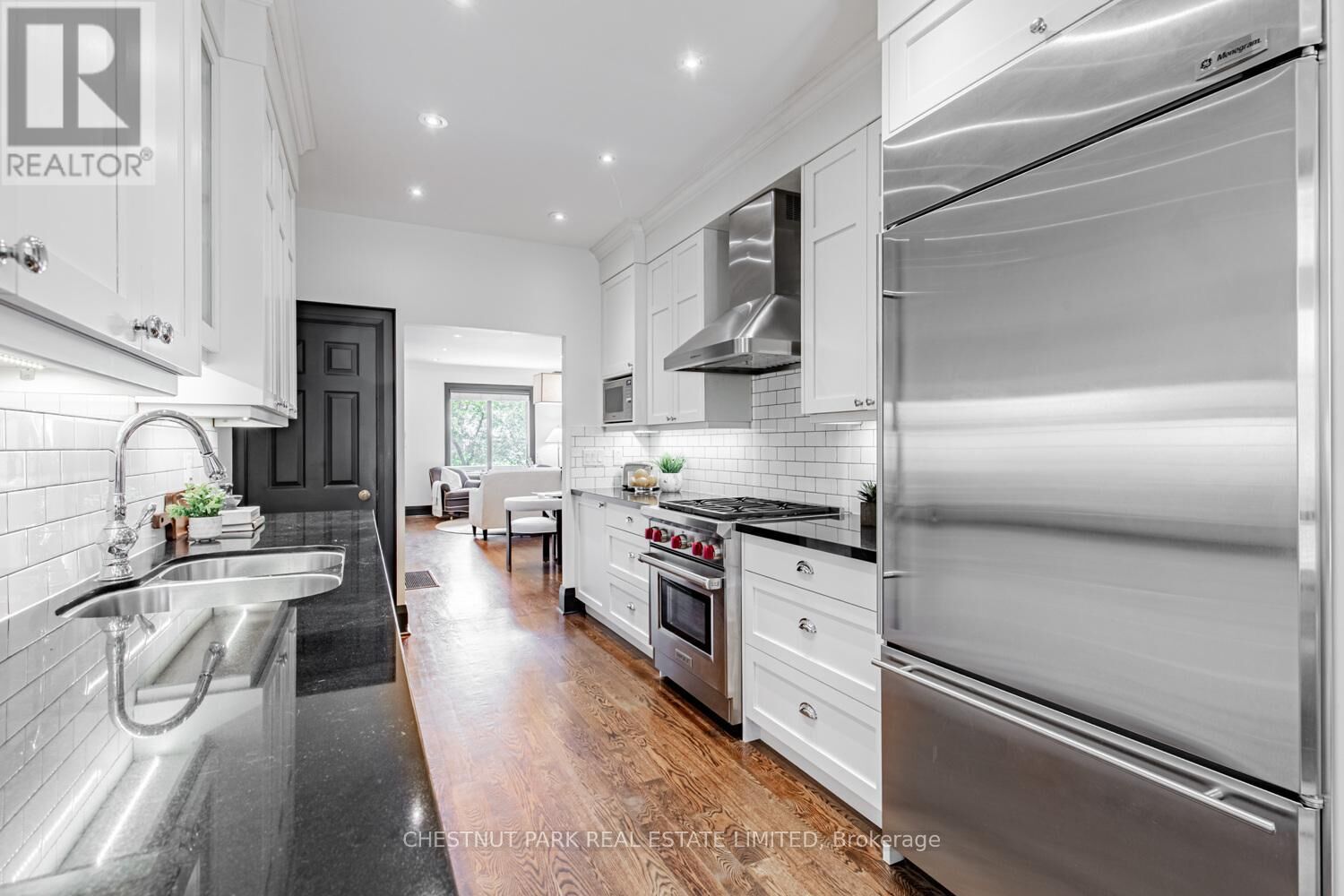 Property Photo:  244 Cottingham Street  ON M4V 1C6 