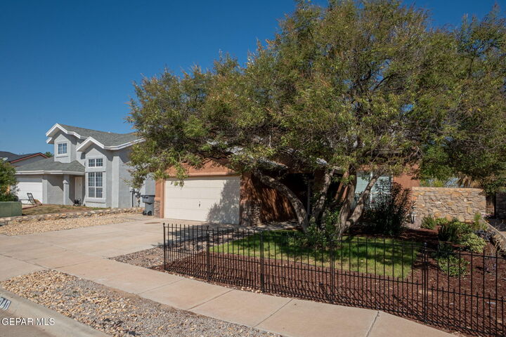 Property Photo: 840 Sun City Park Court TX 79932