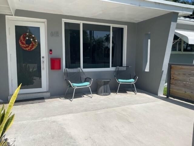 Property Photo: 615 N 32nd Ave FL 33021