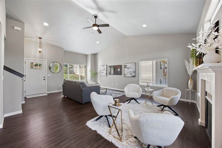 Property Photo: 856 N 1st Ave IA 52245