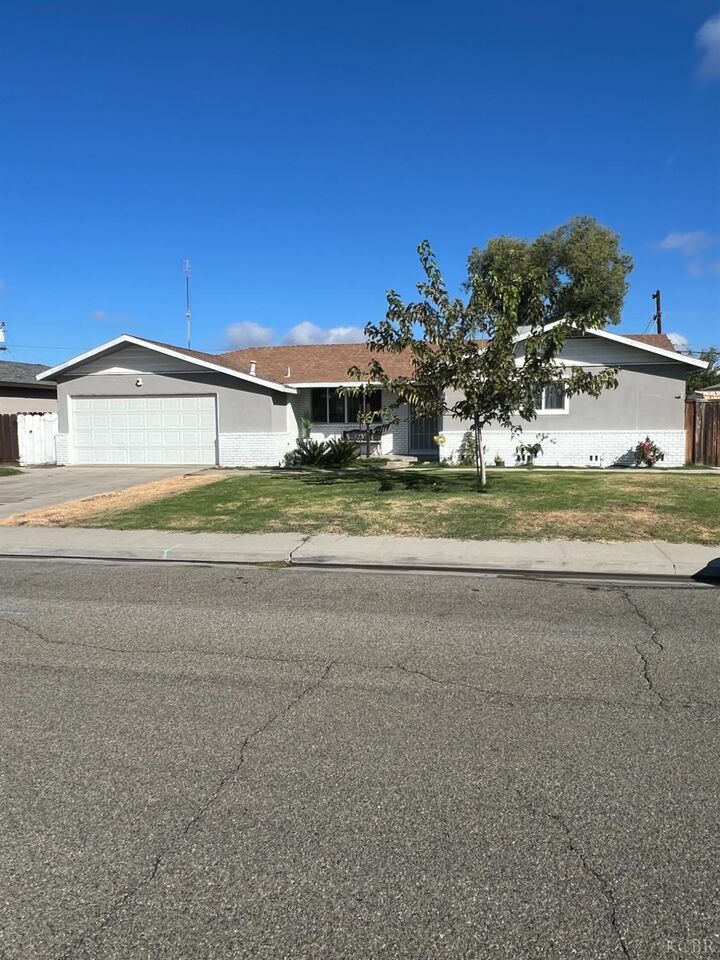 Property Photo: 108 W Deodar CA 93245