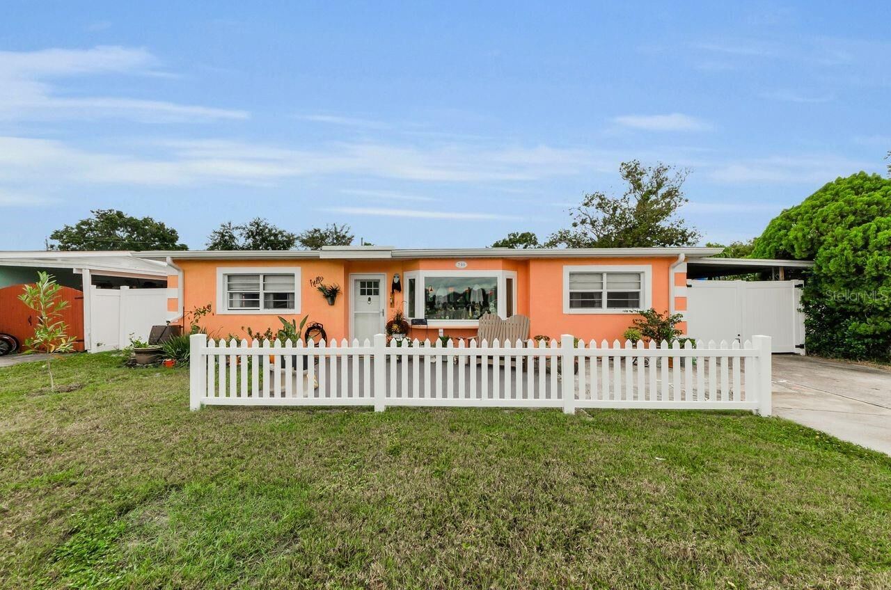 Property Photo: 740 Loquat Dr. FL 34689