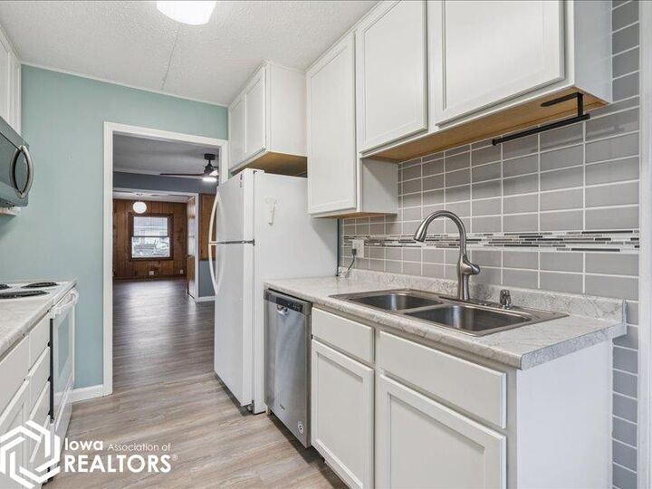 Property Photo:  501 W Aire Drive  IA 52655