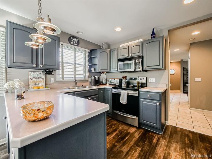 Property Photo:  5570 Wildrose Avenue  MI 48322 1210 