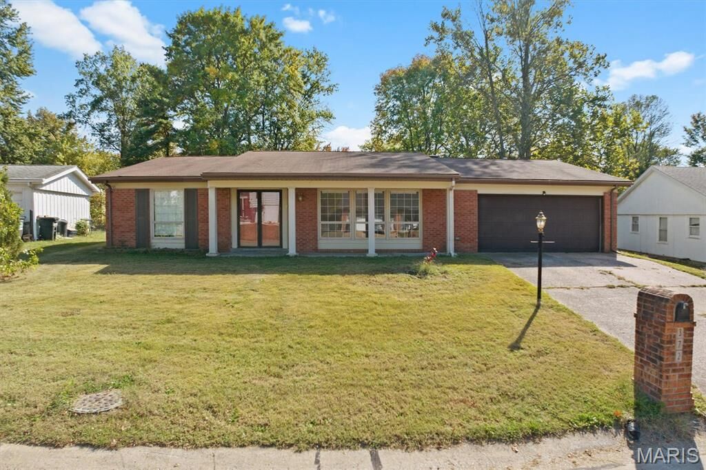 Property Photo:  372 Roanoke Drive  IL 62221 