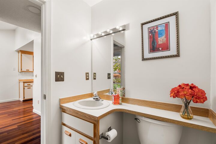 Property Photo: 8 Laurel Court NH 03062