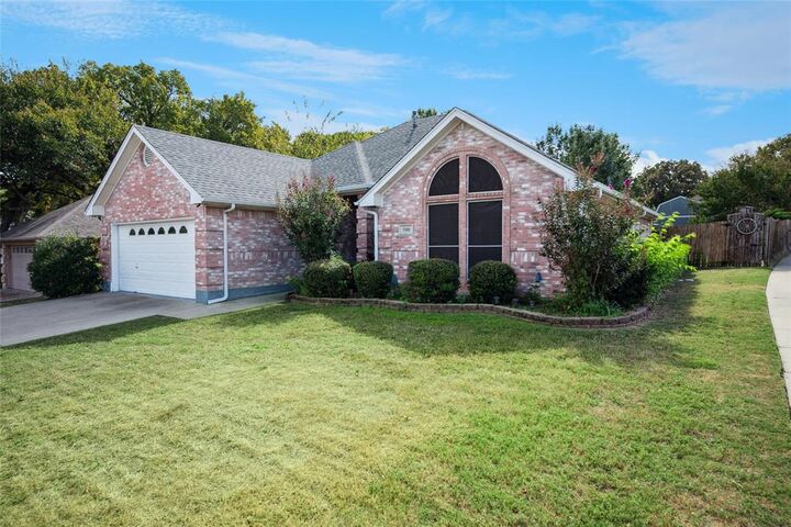Property Photo: 500 Chateau Court TX 76209