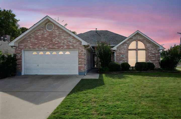 Property Photo: 500 Chateau Court TX 76209