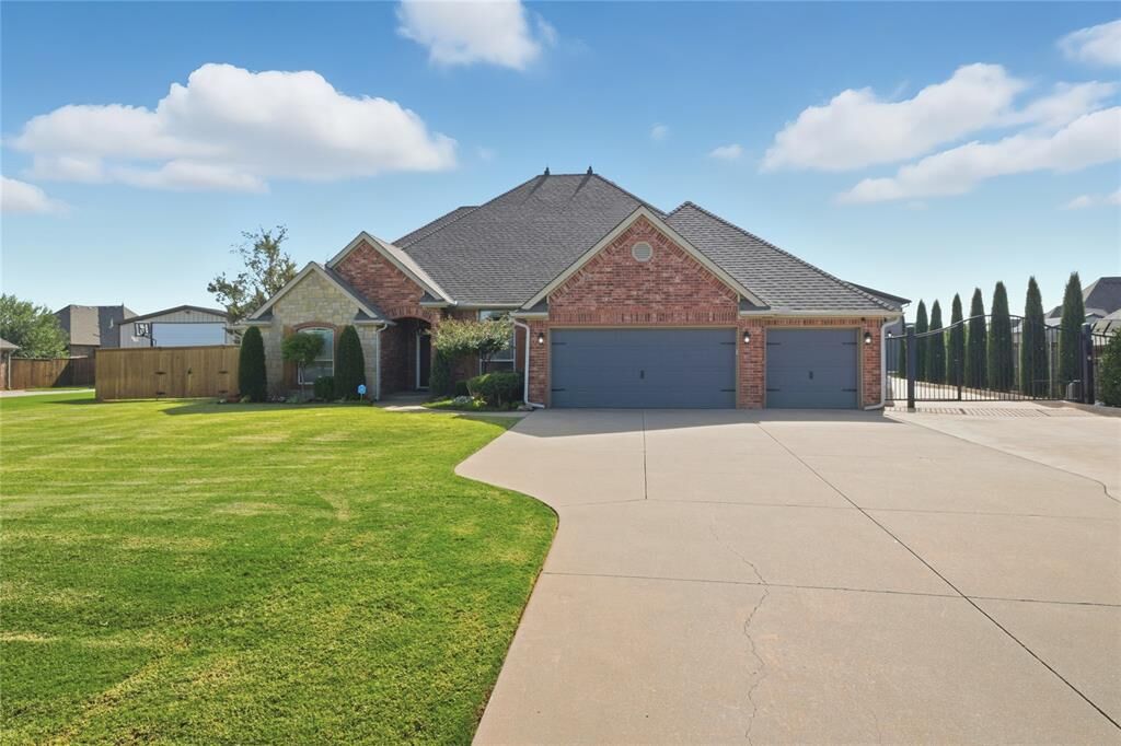 Property Photo:  532 E Olivia Terrace  OK 73064 