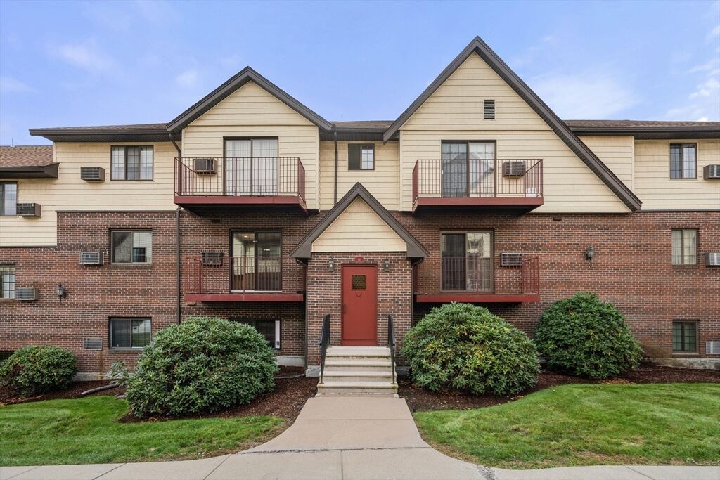 Property Photo: 11 Royal Crest Dr 5 MA 02368