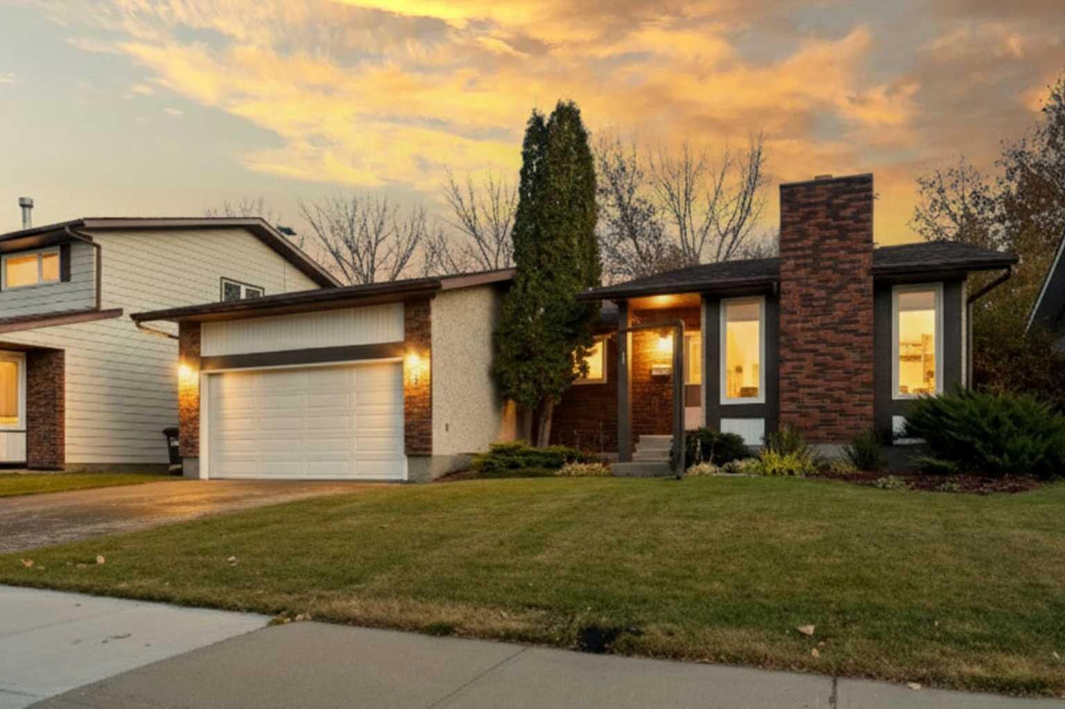 Property Photo: 45 Wiltshire Boulevard AB T4N 6L2