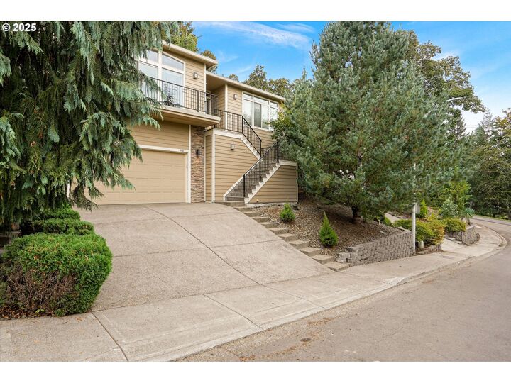 Property Photo:  408 La Cresta Dr  OR 97306 