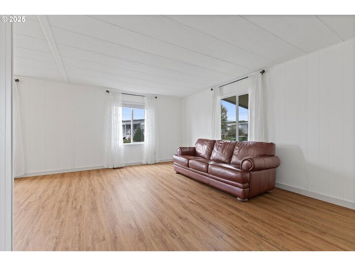 Property Photo: 2902 E 2nd St 18 OR 97132