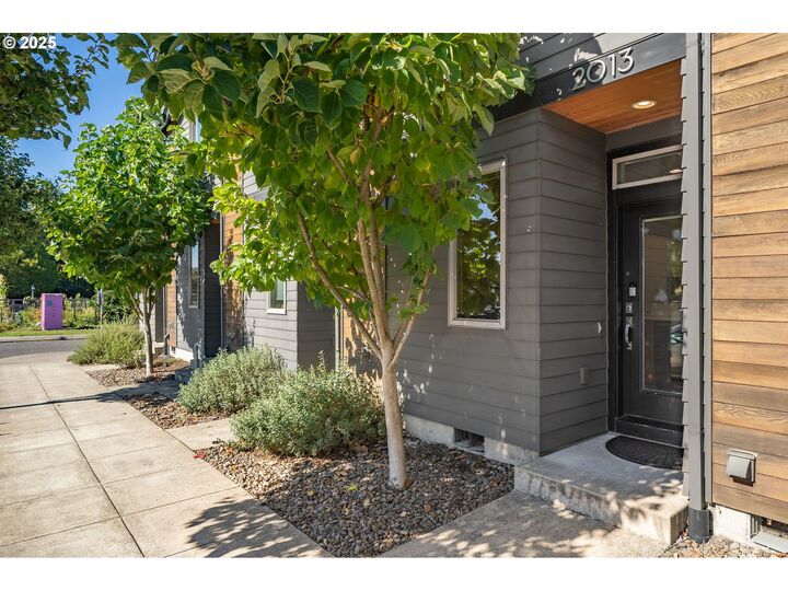 Property Photo:  2013 SE Yamhill St  OR 97214 