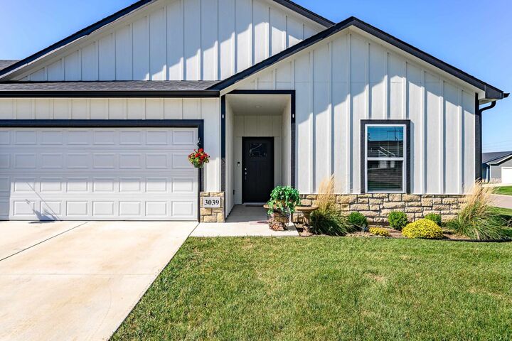 Property Photo: 3039 E Highridge Ct KS 67219-4542