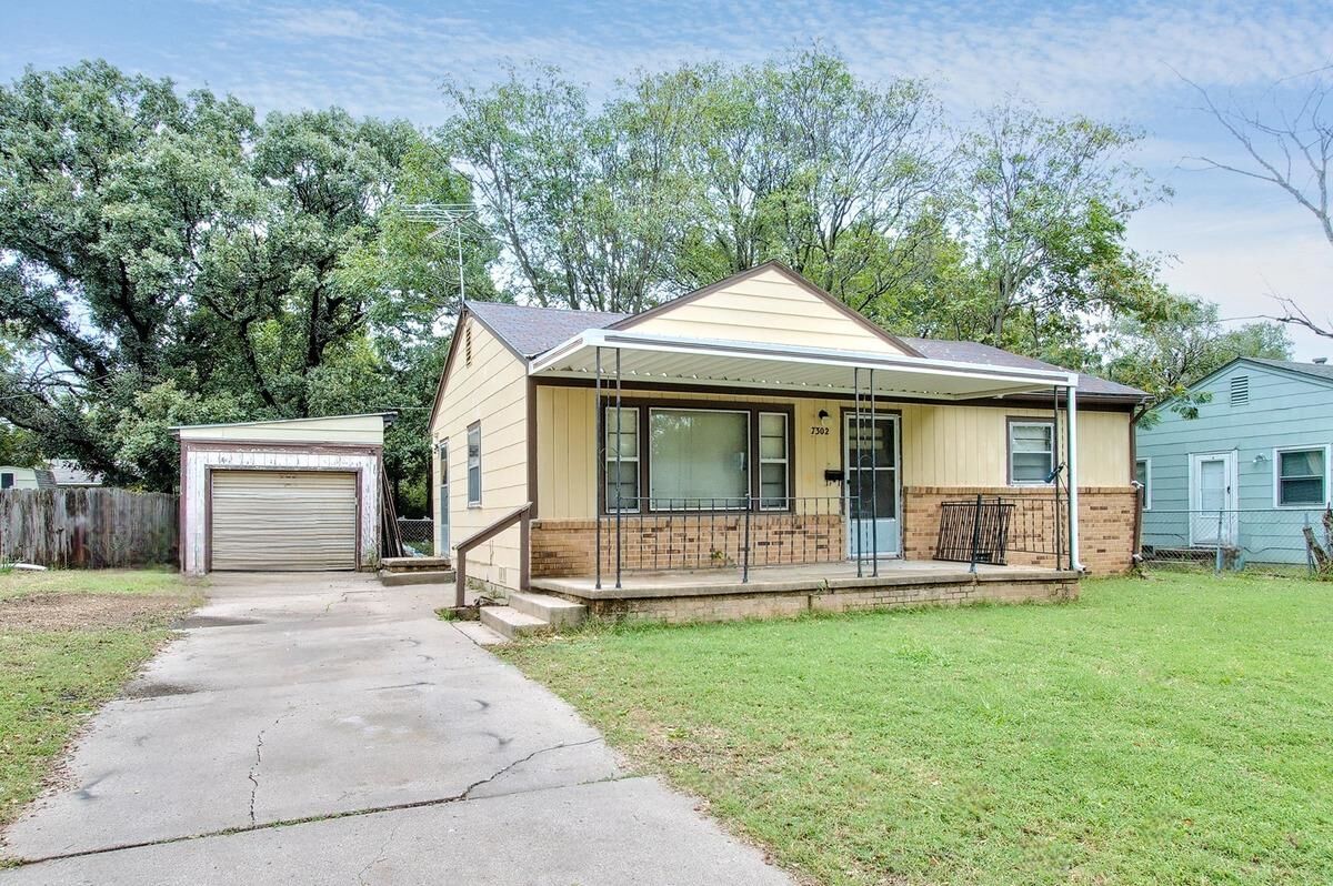 Property Photo: 7302 E Castle Dr KS 67207