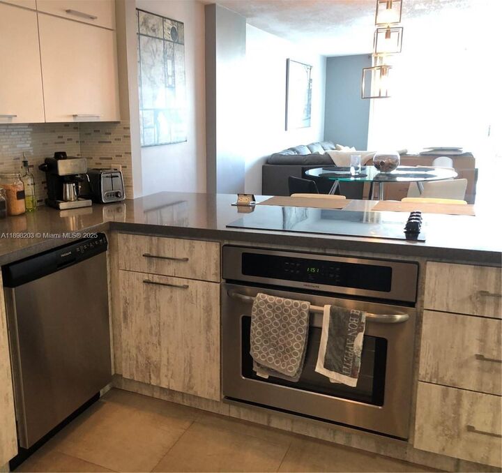 Property Photo: 2851 NE 183rd St 605E FL 33160
