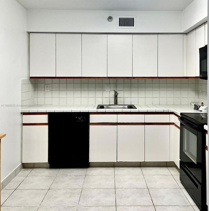 Property Photo: 3530 Mystic Pointe Dr 1711 FL 33180