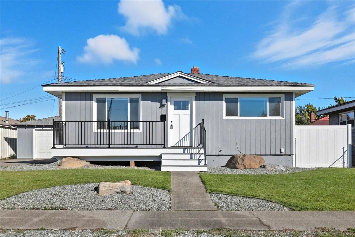 Property Photo: 3717 E Carlisle Ave WA 99217