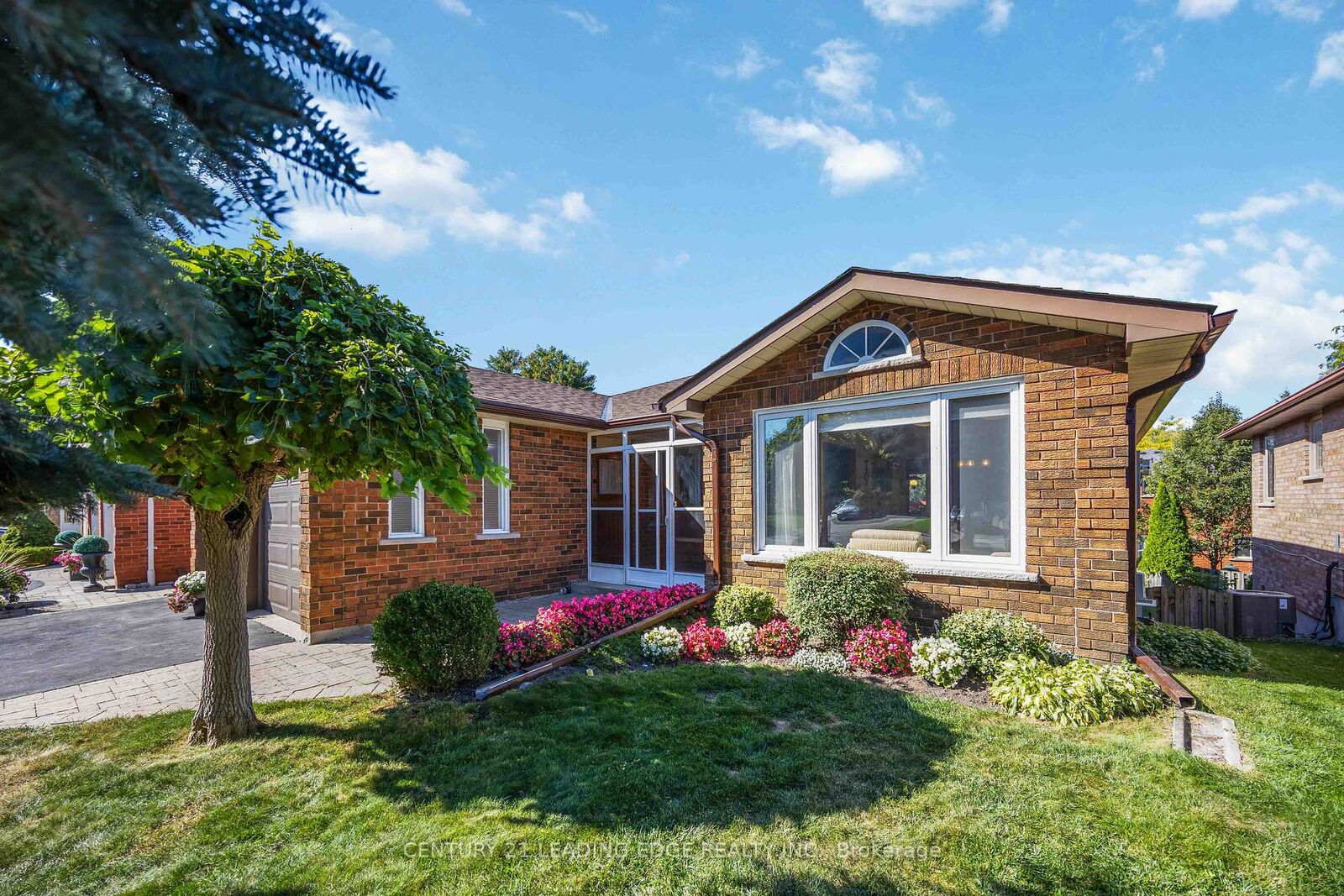 Property Photo:  52 Aspen Crescent  ON L4A 5C7