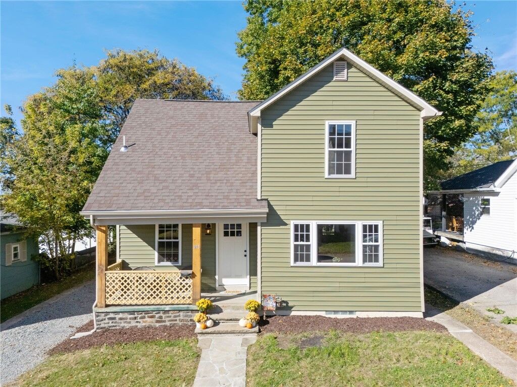 Property Photo:  913 Hillcrest Ave  PA 15650 