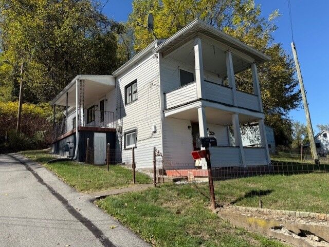 Property Photo: 1101 1/2 Oakland Avenue PA 15022