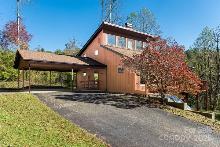 Property Photo: 423 Hardscrabble Road NC 28714